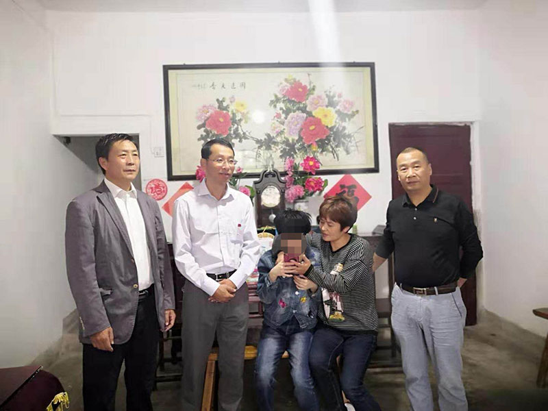 主題教育正當時 志愿服務(wù)暖民心——區(qū)城建投公司黨支部開展志愿服務(wù)、點亮“微心愿”黨日活動