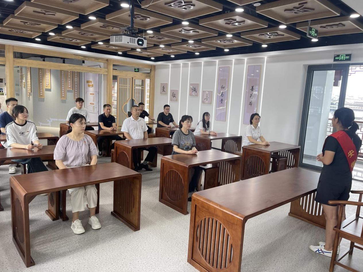 見賢思齊學(xué)楷模，崇德向善做好人——區(qū)國投集團黨委開展8月份主題黨日活動