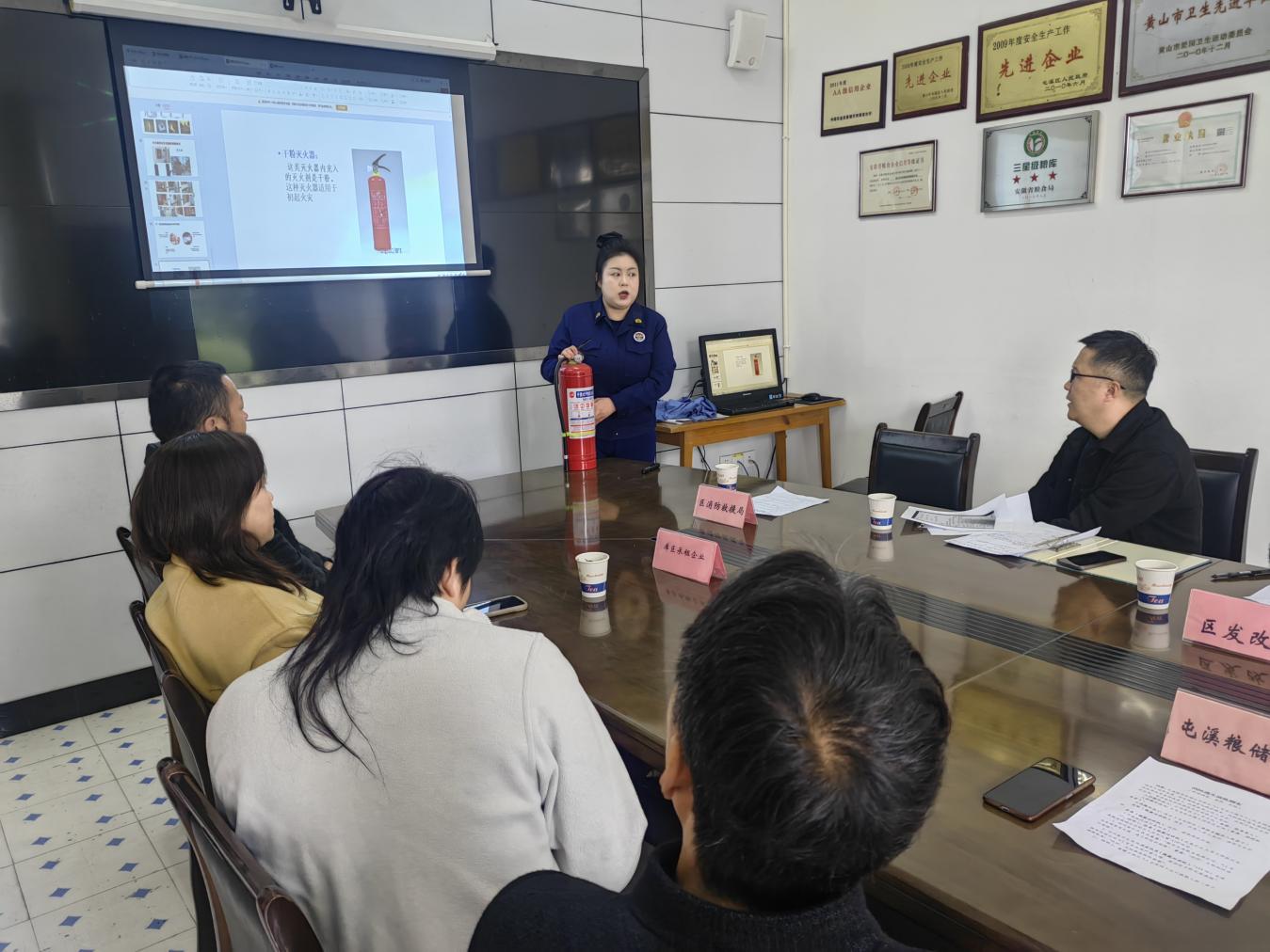 屯溪區(qū)糧儲(chǔ)公司：積極參加消防逃生專項(xiàng)演練，共筑春季火災(zāi)防線